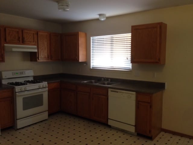 Building Photo - 16024 Hauss Ave