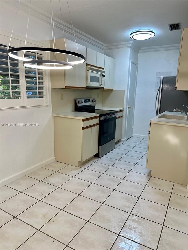 Building Photo - 2842 Coconut Ave