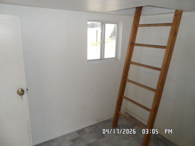 Building Photo - 3 Bedrooms, 2 Bathrooms, approx. 1392 sq. ft., 2 Car Garage, Covered Patio, Fenced, Play house,