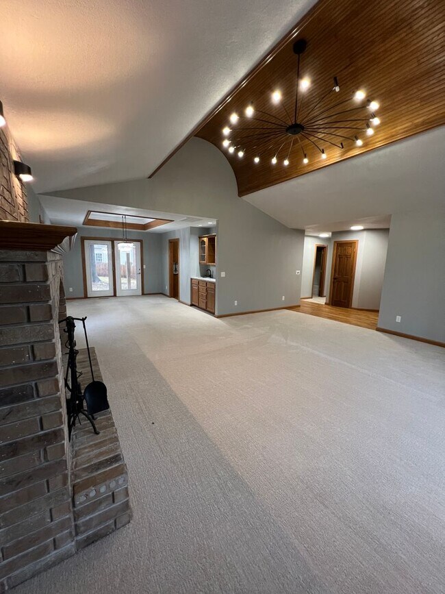 Building Photo - 5 bedroom/3 bath w/mother in law style qua...