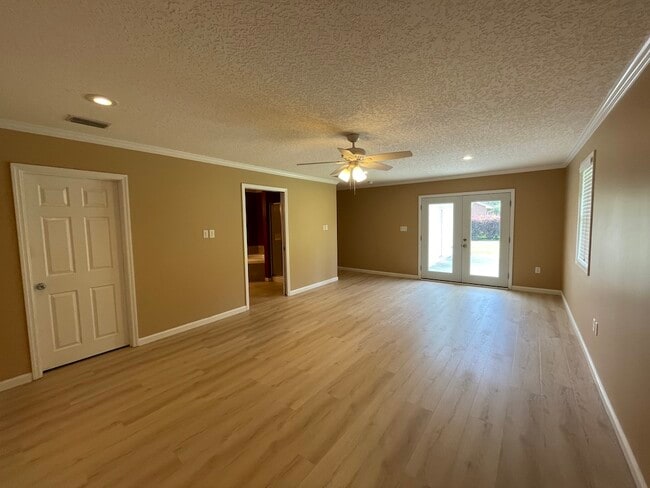 Building Photo - 2208 White Oak Dr
