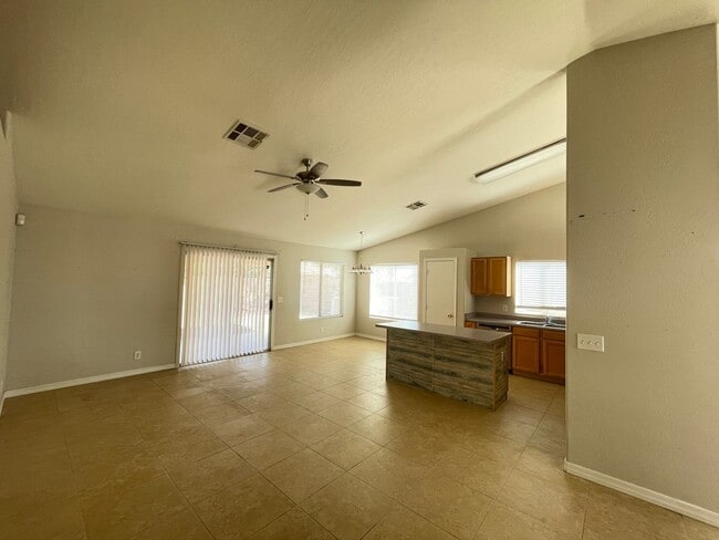 Building Photo - Location, Location, Location Gilbert 3+Den, 2 Bath, 2CG.
