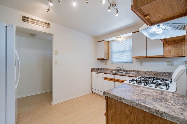 Building Photo - 3 bed/2bath home with large backyard.