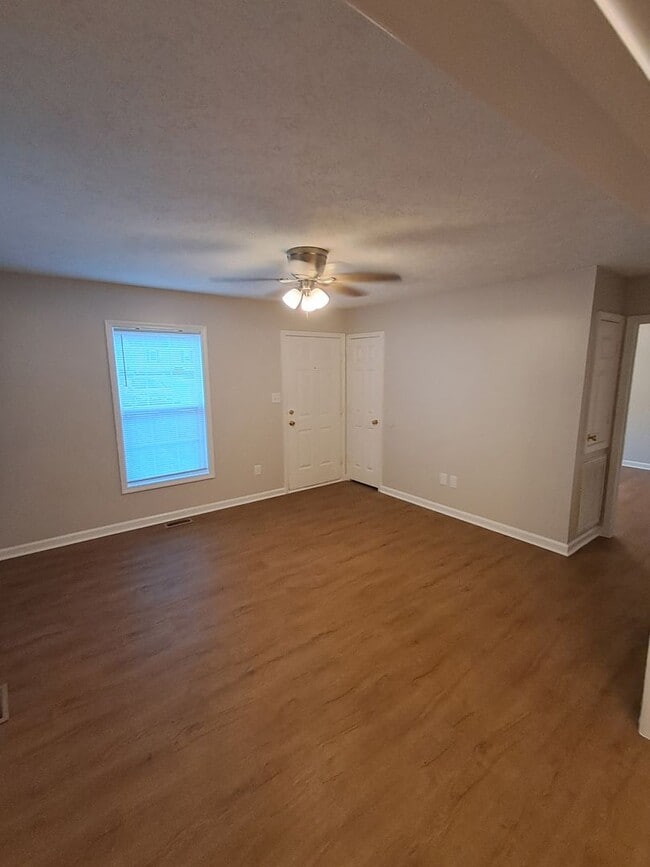 Building Photo - SECTION 8 APPROVED FOR A 2 BEDROOM VOUCHER