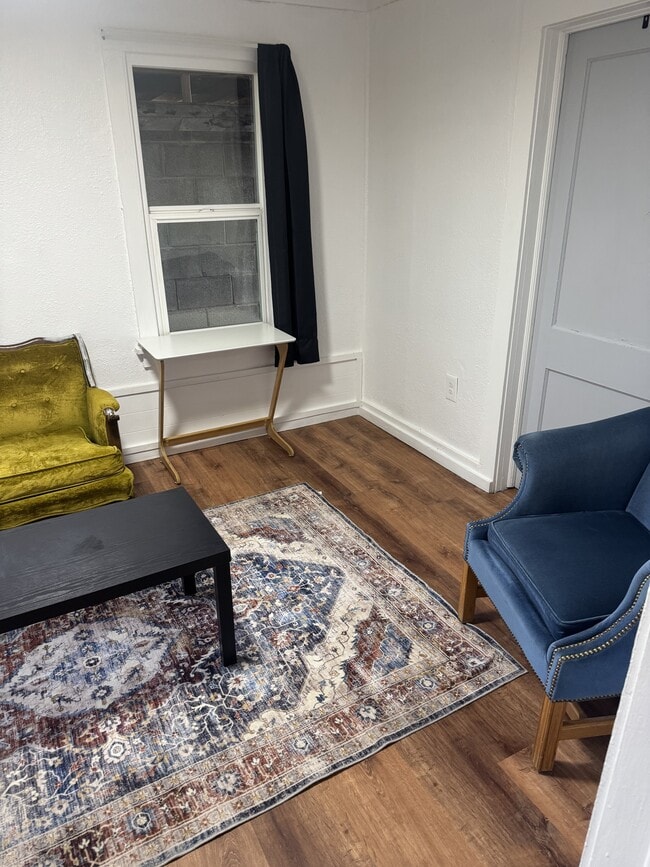 Building Photo - 1015 Pine Ave