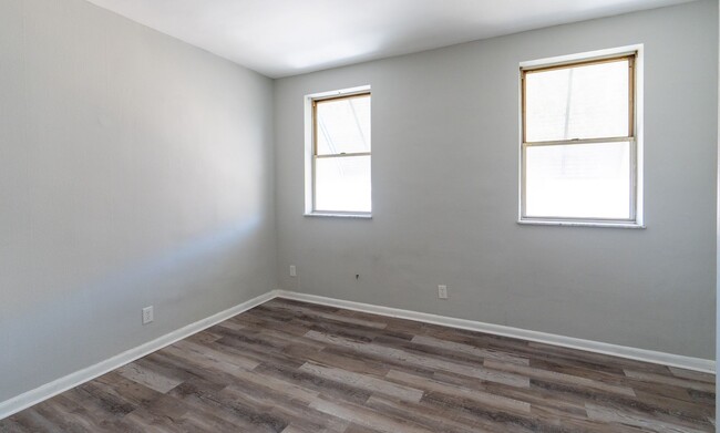 Building Photo - Newbold three bedroom