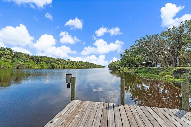 Building Photo - 12955 SW Kanner Hwy