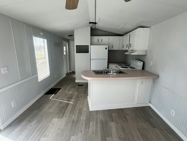 Building Photo - 1133 Chicago Bulls St