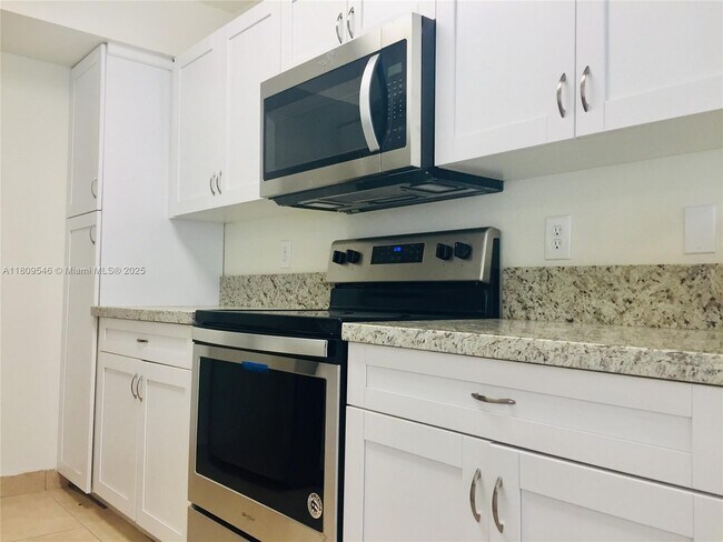 Building Photo - 10440 SW 156th Ct