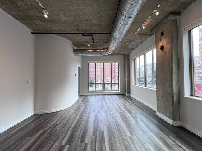 Building Photo - Large, Upgraded 2 Bed/2 Bath Loft off Mass...