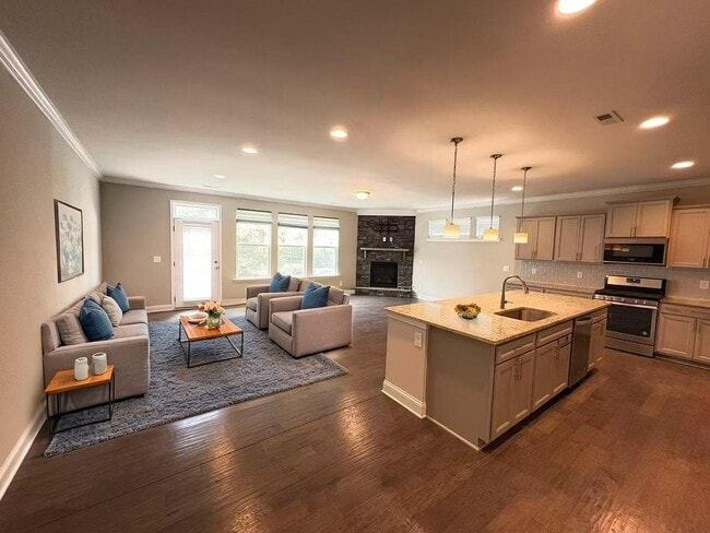 Building Photo - 713 Newlyn Dr