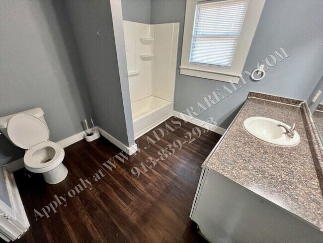 Building Photo - Cozy 4 Bed 2 Bath Home in KCK-Available NOW!!