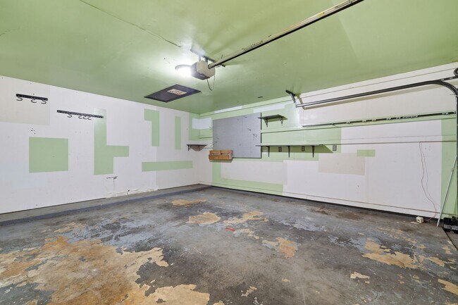 Building Photo - Northwest Crossing Retreat with Greenbelt Views