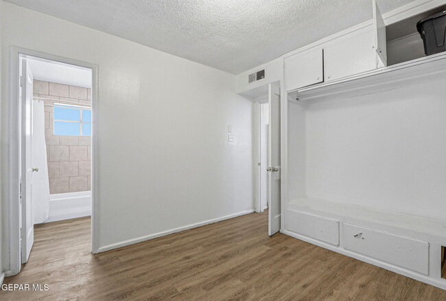 Building Photo - 3912 Kemp Ave