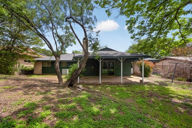 Building Photo - Beautifully refreshed 3-bedroom, 2-bath ranch-style home, located in the sought-after Colonies No...