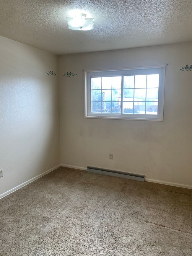 Building Photo - 3 BEDROOMS, PLUS BONUS ROOM, 2 BATHROOM, S...