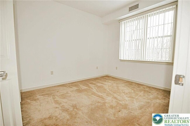 Building Photo - 2121 Hokendauqua Ave