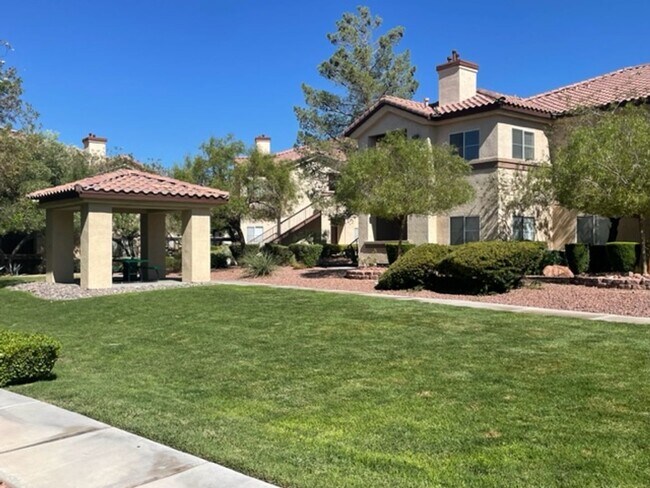 Building Photo - GREAT GATED COMMUNITY 2 BEDROOM -2 BATH -L...