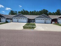 Building Photo - Three bedroom two bathroom Twin home w/ triple garage