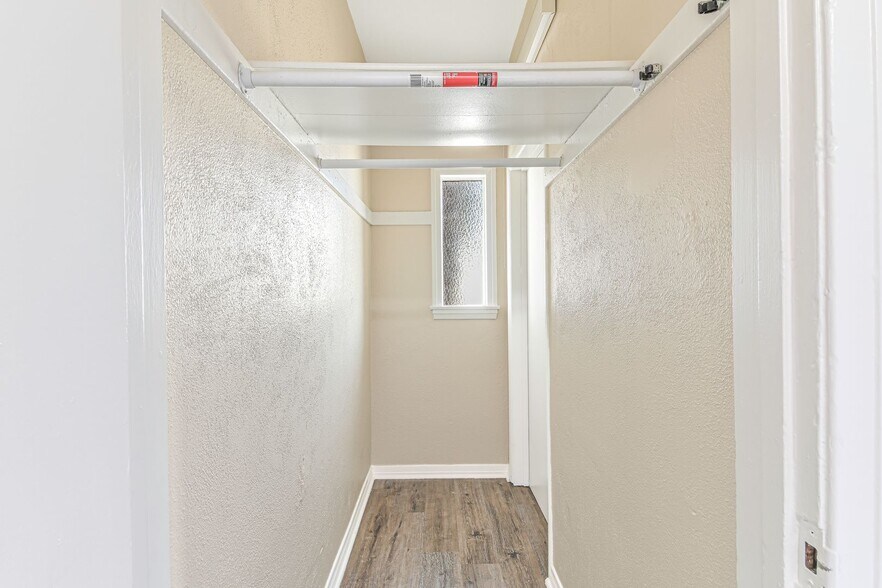 Building Photo - 1324 N Peterson Ave