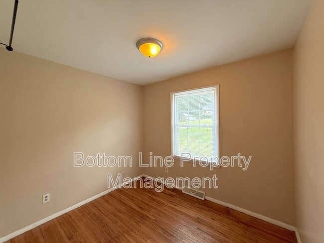 Building Photo - 3432 Sargeant Dr