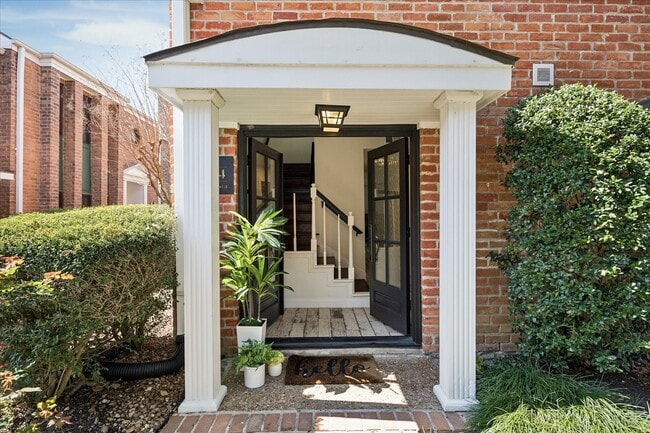 Building Photo - 854 Augusta Dr