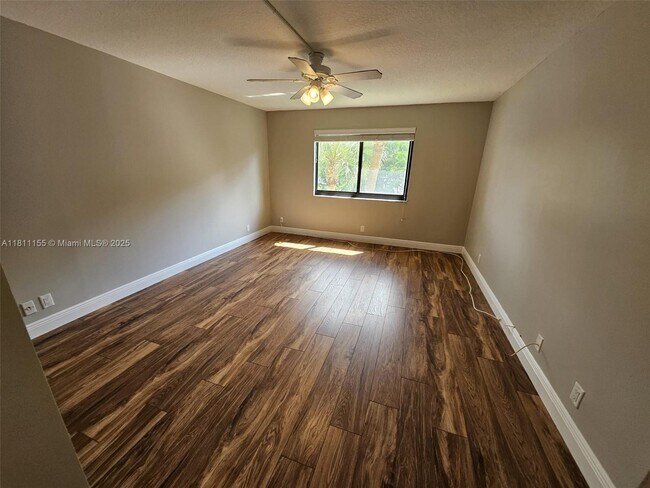 Building Photo - 302 Lakeview Dr