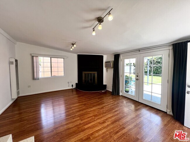 Building Photo - 364 N San Vicente Blvd