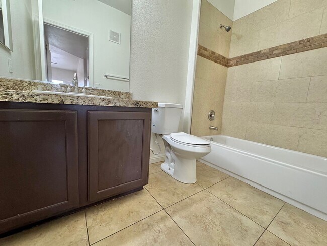 Building Photo - SPACIOUS 3 BEDROOM, 2 BATHROOM UPGRADED CO...