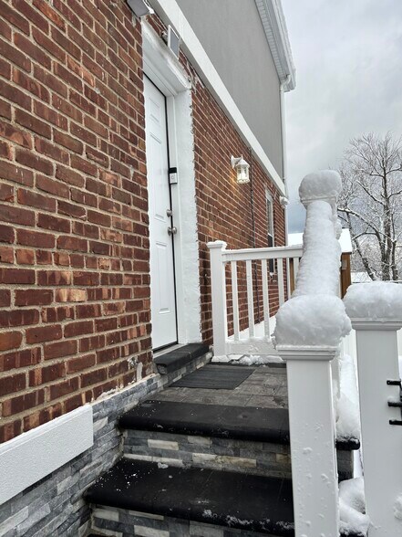 Building Photo - 6 Marwood Rd S