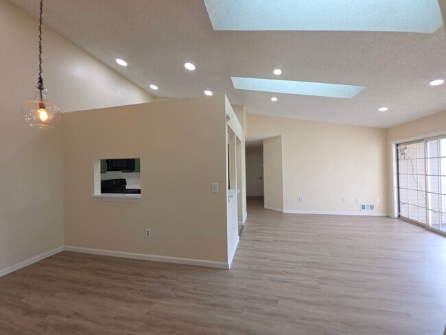 Building Photo - 12 Amberly Ct