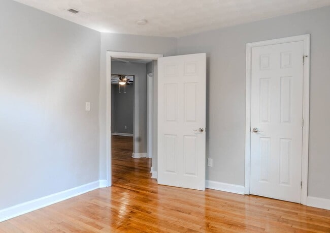 Building Photo - Charming Portsmouth Home with Spacious Backyard