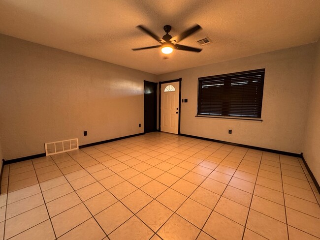 Building Photo - 505 SW 69th- New Year move in special- JAN...