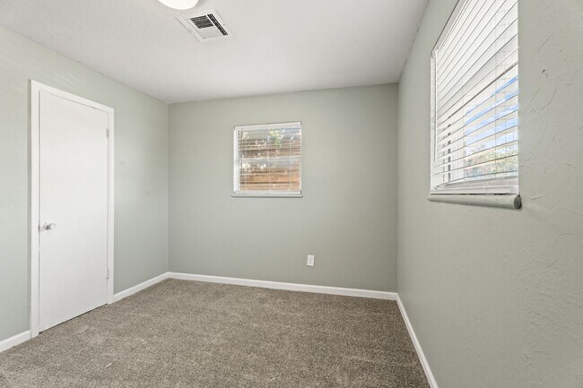 Building Photo - 1029 Hoyt Ave