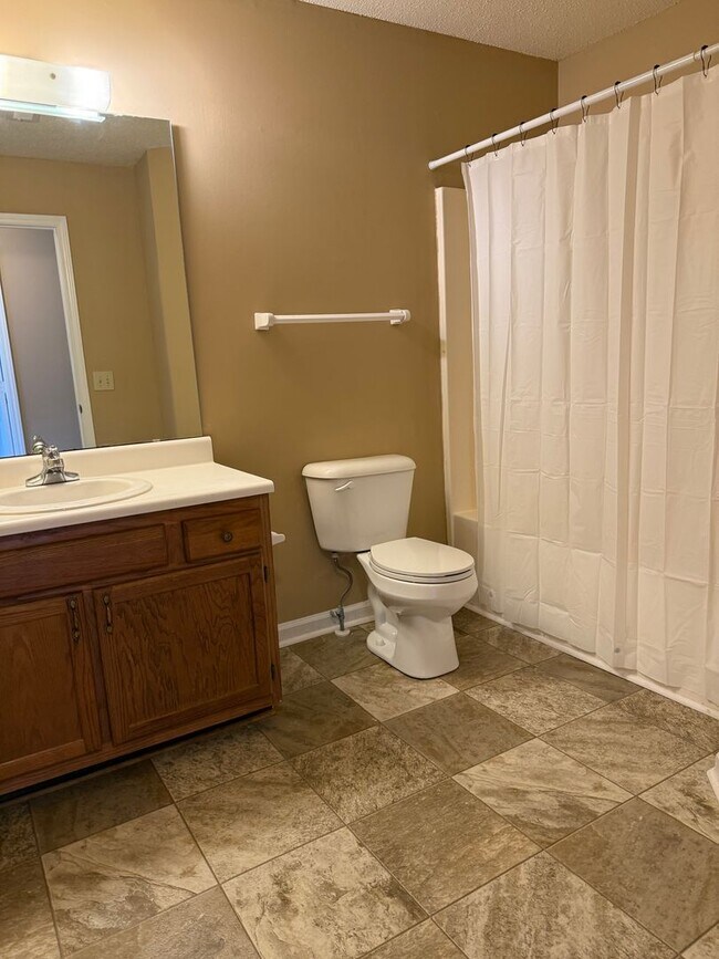 Building Photo - Spacious 2BR unit convenient to Guilford C...