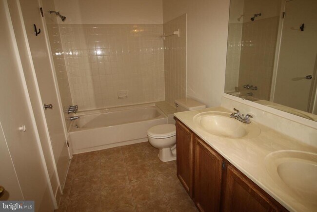 Building Photo - 2437 Norrington Dr