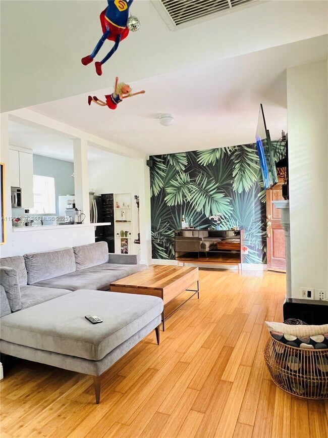 Building Photo - 4812 Pine Tree Dr