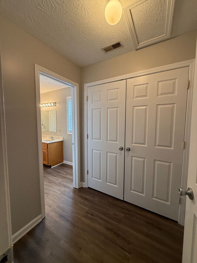 Building Photo - 3 Bedroom Available Now!