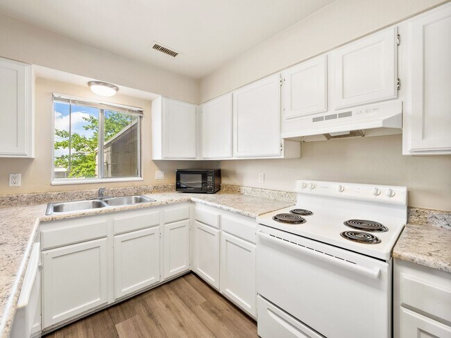 Building Photo - Cam-715 E 950 S Provo, UT 84606