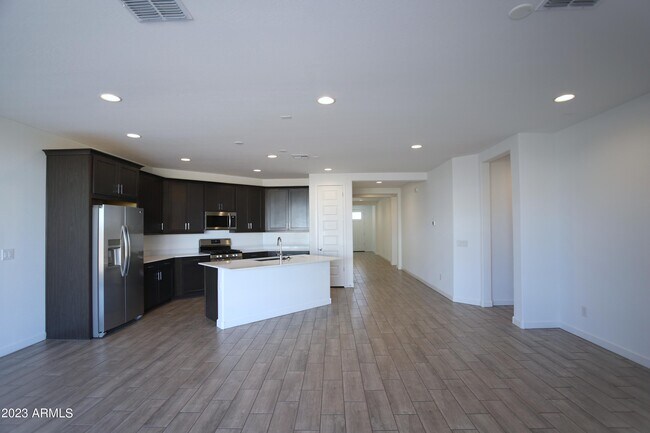 Building Photo - 2540 W Sunland Ave