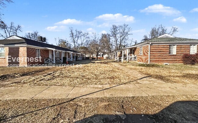 Building Photo - 1018 4th Ave W