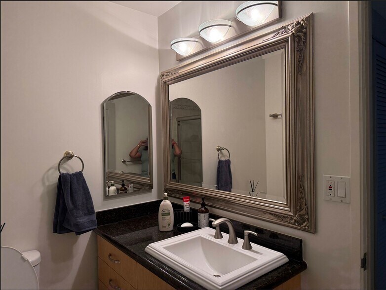 Building Photo - 150 Lombard St