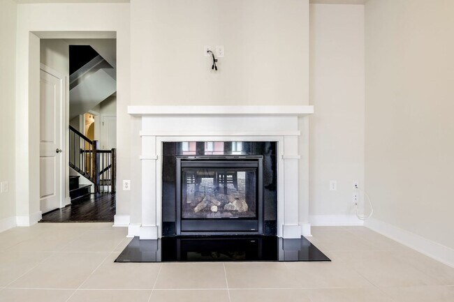 Building Photo - Updated 3br/2.5ba Condo Townhome Alexandria Walk to Metro