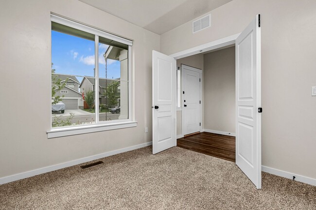 Building Photo - Beautiful 5bd/2.5ba, 3-car Tandem Garage H...