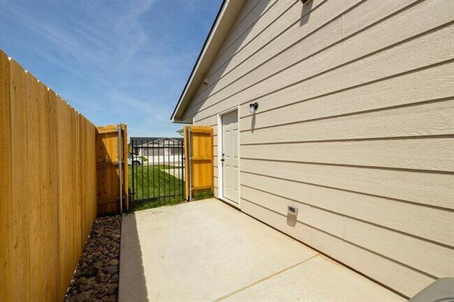 Building Photo - 5048-5050 S. Sycamore Ct.