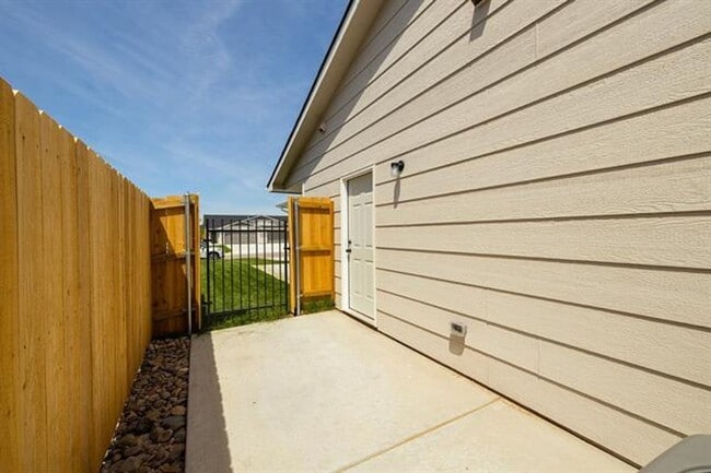 Building Photo - 548-550 W. 50th Ct. S.