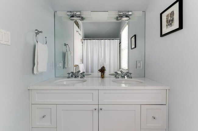 Building Photo - 5000 Bromley Ln