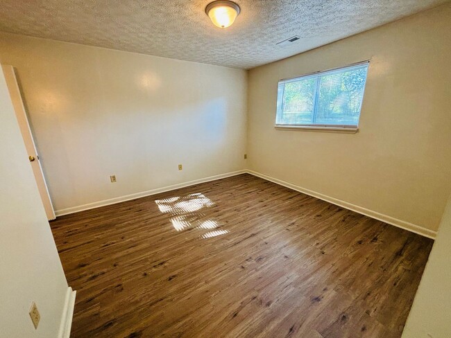 Building Photo - 3 Bedroom, 2 Bath Apartment