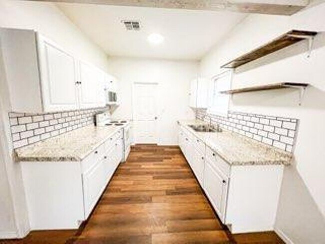 Building Photo - Charming Renovated Three Bedroom Home in Oilton