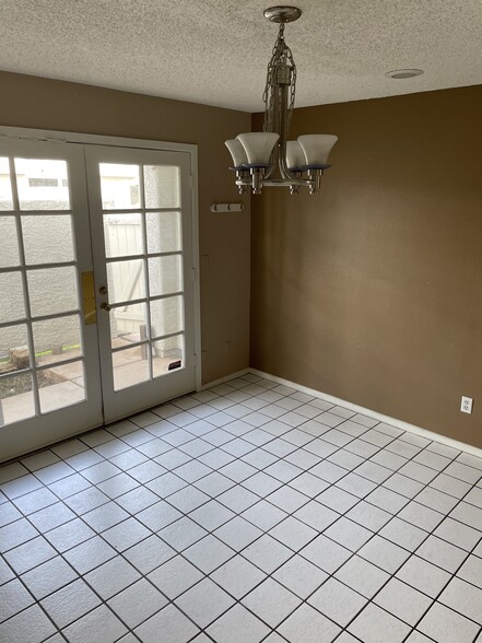 Building Photo - 850 S River Dr
